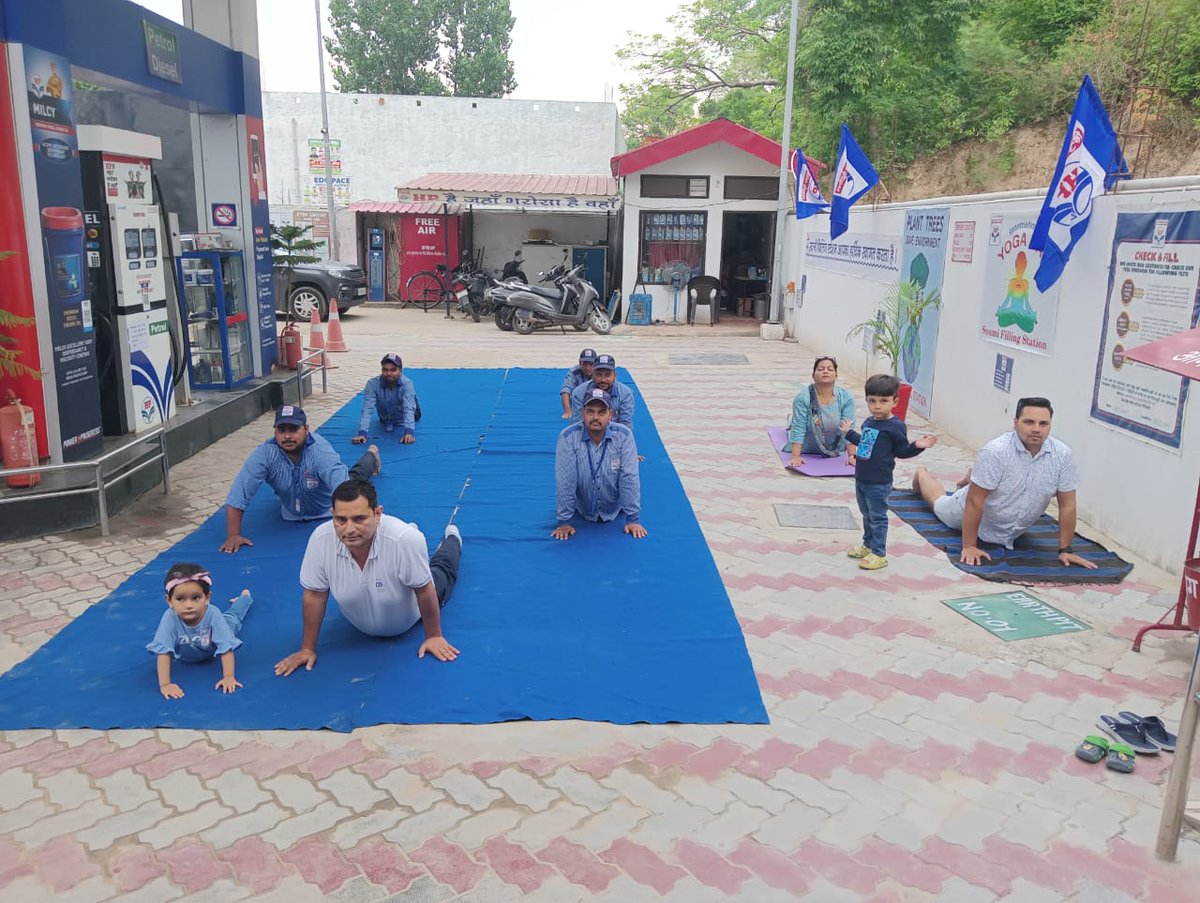 HPCL_Shimla's tweet photo. "Yoga for Humanity" and humanity is the sign of HPCL. 
"करें योग रहें निरोग".
Celebrations of Yoga day at Soami FS of Shimla Regional office. Start your day with freshness.

@HardeepSPuri @MehtaniRajesh https://t.co/c6GNIe8C4c