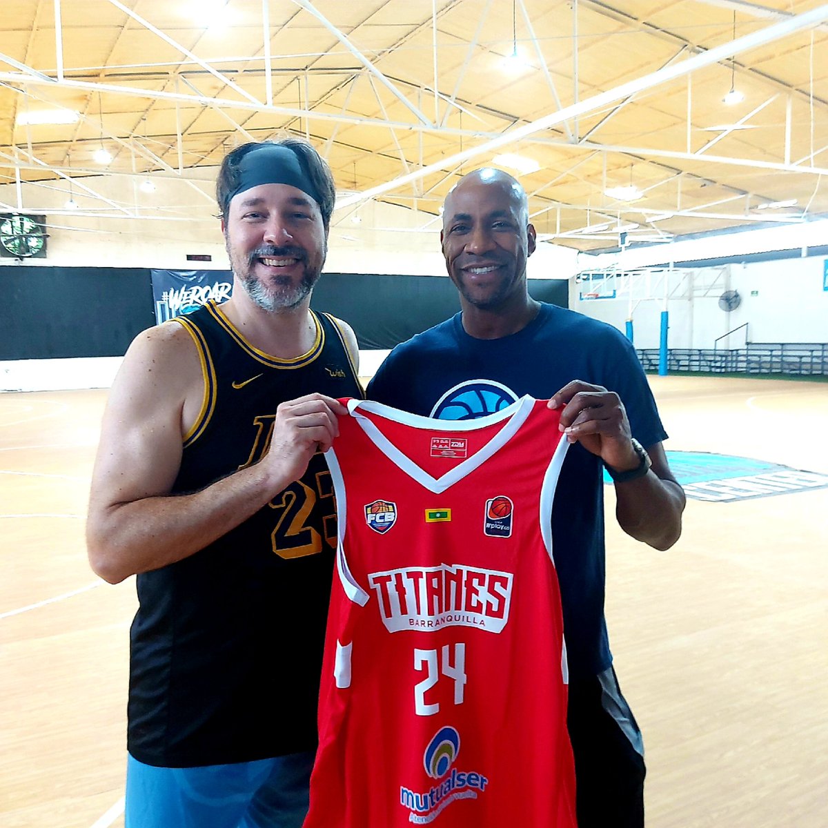 Muy contento de recibir el jersey del mejor basketbolista panameño 🇵🇦🏀 <a href="/maikito04/">Michael Hicks</a> del equipo de la tierra de mi Viejo <a href="/titanes_baq/">Titanes de Barranquilla</a> 🇨🇴 luego de una gran campaña. 6x🏆champs
Un gran honor!  Un momento memorable!

#leyenda 
#basketball