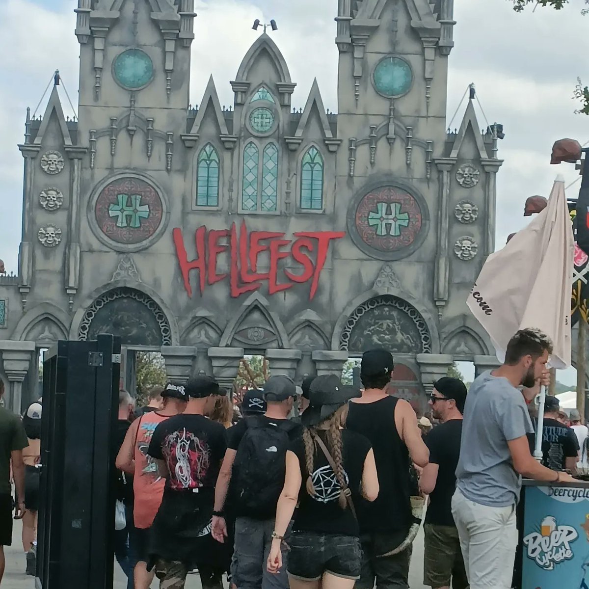 HavetzKarine's tweet photo. Ce weekend j ai eu la bonne expérience de pouvoir faire partie du dispositif du Hellfest. Merci aux organisateurs, à la ville de #Clisson ainsi qu au #samu44 . https://t.co/uJAWDvQ9oT