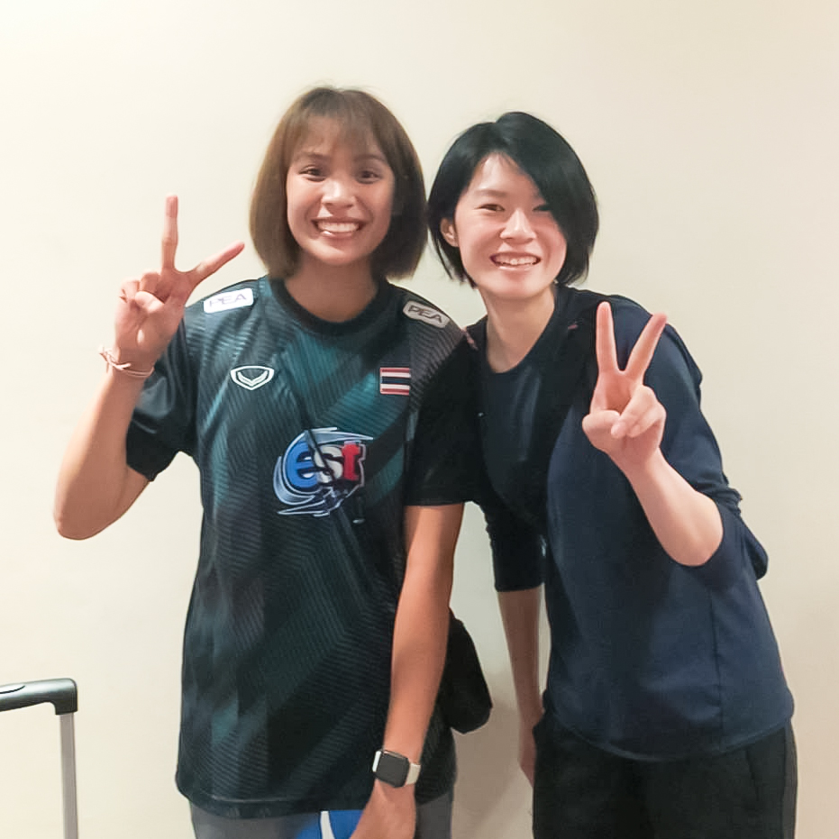 FIVBネーションズリーグが行われたフィリピンの#宮下遥(#ハルカ )から写真が届きました🤳
先日#岡山シーガルズ への入団を発表したタイ王国代表選手の #タナッチャ 選手🤩
偶然タイ代表と一緒になり、奇跡のシャッターチャンスに2人も満面の笑顔✨
この2人が一緒にコートでプレーする日が待ち遠しい😍