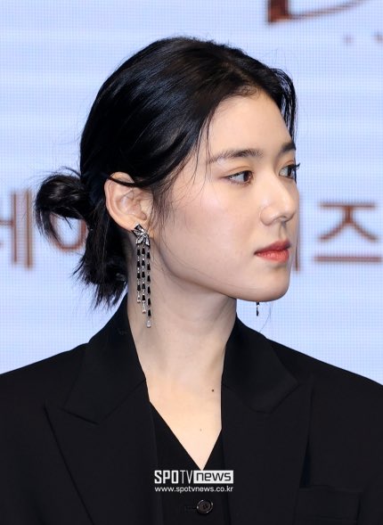 애들아 비상이다 안나 제작발표회 정은채 쓰리피스 수트였다 베스트에 자켓이었어