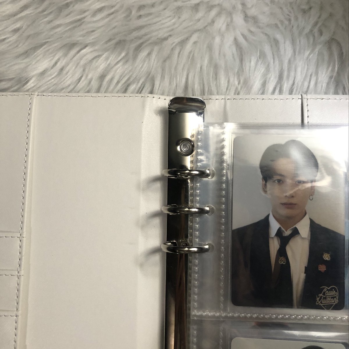 ddaengcarts's tweet photo. #alyscart ꒰ wts lfb bts pc ph ꒱

white a5 binder with 10 pcs used 4p sleeves

₱230 + pf + lsf

⤷  binder has ring marks
⤷  used only for less than a month 
⤷  rfs : will switch to collbook

𓄲 dop : payo
𓄲 mod : j&amp;t / flash 
𓄲 mop : gcash

# a5 white binder sleeves 4p https://t.co/rhNkafN3jD