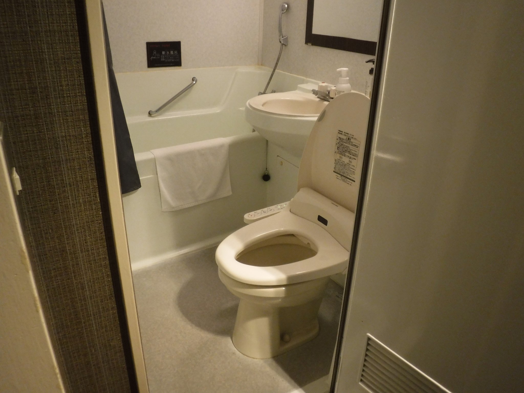 Toyo 久留米市の エンナンホテル の客室のトイレに Yamahaの便器がありました 便器は Janis 西浦製陶 の製造で 形状はc710とほぼ同じです 西浦製陶時代の商品なので ボウル内はtotoのcu428と似ており 給水口径は 67mmとなっています トイレ