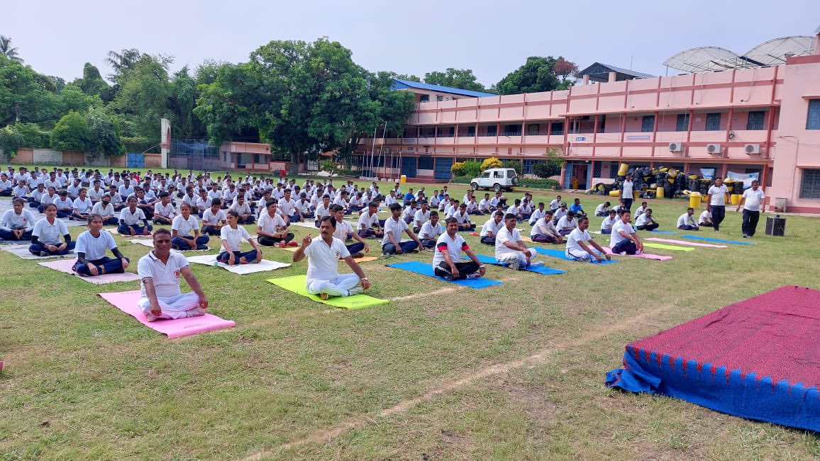 rajranju27's tweet photo. Yoga day Celebration- Cadets of 48 WB NCC BN BARRACKPORE carried out yoga on three different locations. The article on yoga day were submitted on this occasion by Cadets . The Cadets were  briefed by PI staff on the issue of Agnipath scheme . https://t.co/43Z3qQxp8d