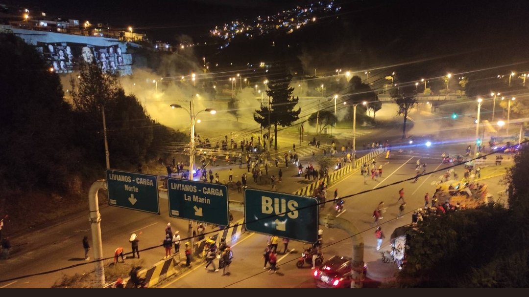 En el sector de El Trébol, entrada al centro histórico de #Quito, policías y militares reprimen a manifestantes aue intentan llegar al centro. Lanzan bombas bombas lacrimógenas a mujeres, niñxs y personas adultas mayores. #ParoNacionalEc2022 #ViolenciaEstadoEC