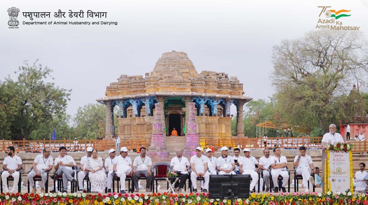 Dept_of_AHD's tweet photo. Shri @PRupala, Hon’ble Minister of @Min_FAHD, addressed the #InternationalDayofYoga event organised at the Modhera Sun Temple, #Gujarat, this morning. 🧘🏻‍♀️🧘🏻‍♂️☀️

#IDY2022 #YogaForHumanity #75IconicIDYLocations https://t.co/xp3RftcdWO