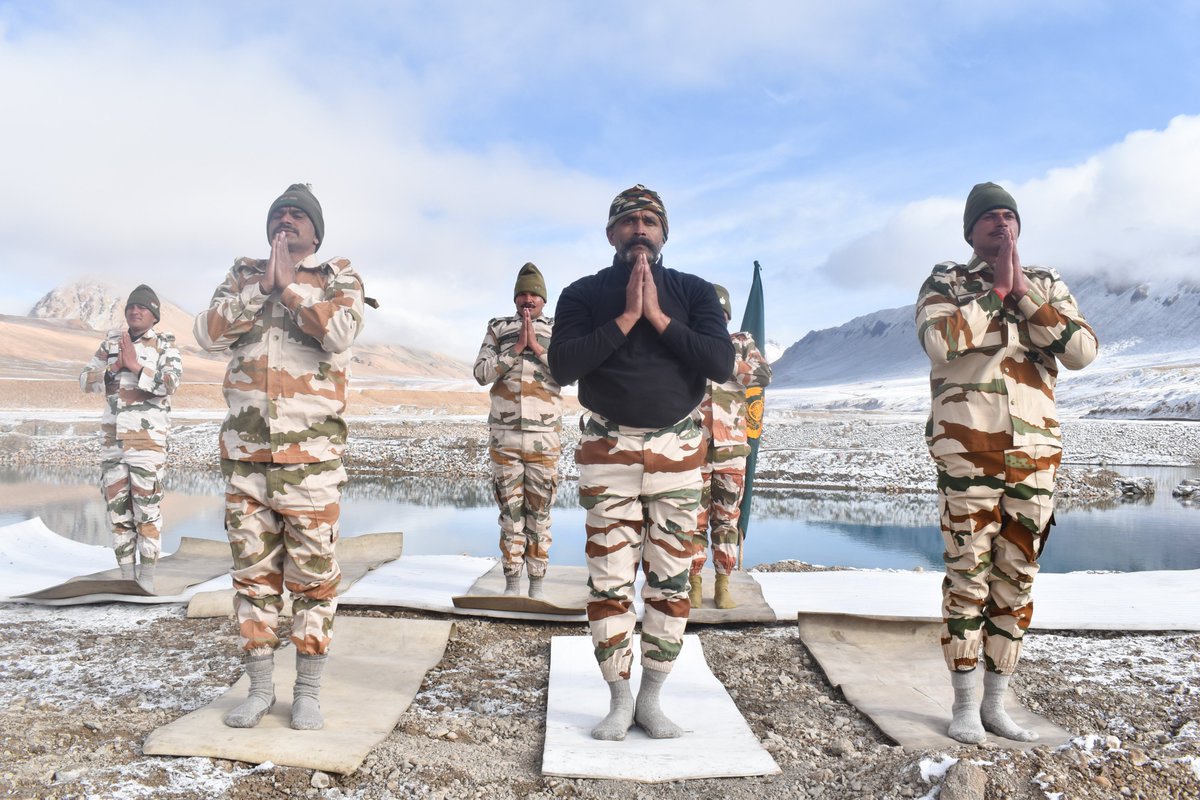 NDTVProfitAlpha's tweet photo. ITBP personnel celebrate #InternationalDayofYoga at the height of 17,000 ft in Ladakh.

(📸- @ITBP_official)

#InternationalYogaDay2022  #yoga #yogaday2022 https://t.co/m09BkaSHO2
