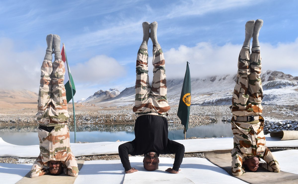 NDTVProfitAlpha's tweet photo. ITBP personnel celebrate #InternationalDayofYoga at the height of 17,000 ft in Ladakh.

(📸- @ITBP_official)

#InternationalYogaDay2022  #yoga #yogaday2022 https://t.co/m09BkaSHO2