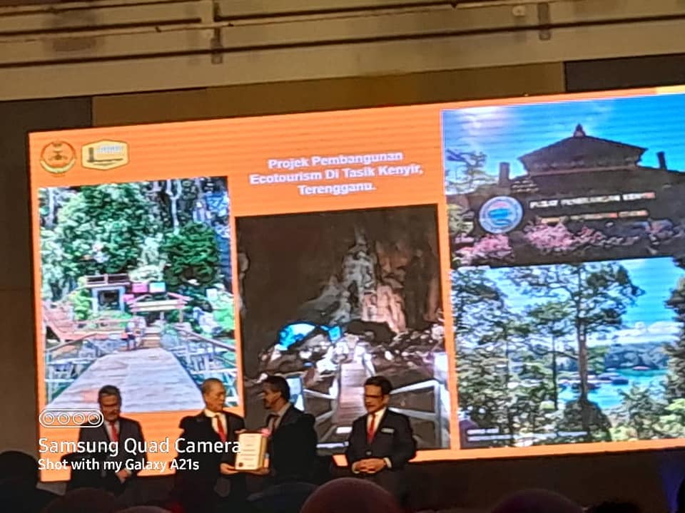 Tahniah JD Alif Zuwairi dan Team JKR Hulu Terengganu serta Kontraktor NSJ Teguh Trading atas Anugerah Kontraktor Cemerlang 2022 Kategori : Infrastruktur Bagi Projek RM 500K-RM 20J.

<a href="/IrZulkefly/">Mohd Zulkefly S</a> 
@IrMdridzwan 
<a href="/HasliJKR/">Hasli Ibrahim (Ir. Dr.)</a>
<a href="/SaigaiSuhaila/">suhaila saigai</a>
@Alifzjkr
@MOWorks
<a href="/JKRMalaysia/">JKR Malaysia</a>
<a href="/JKRTerengganu/">JKR Terengganu</a>