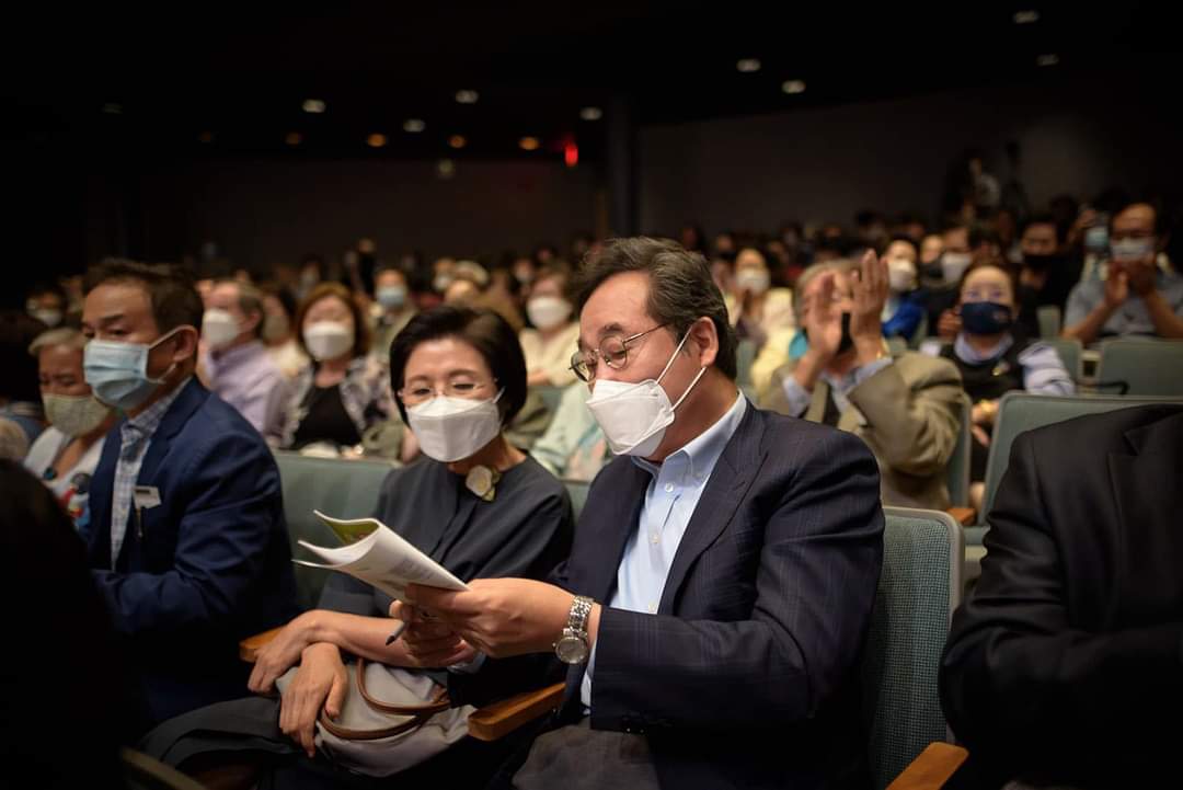 이낙연 전 총리님과 김숙희 여사님께서 대선, 경선 과정을 치루시면서 정신적으로나 신체적으로 이루 말할것 없이 힘드셨을 걸로 압니다. 미국에 잠시 머무시는 동안만이라도 지친 몸과 마음을 치유하셨으면 합니다. 두분 너무 사랑합니다.