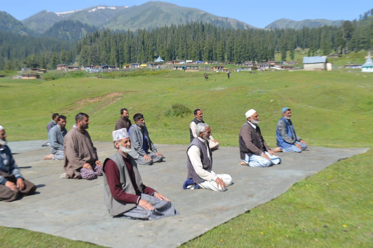 quamahbeer91's tweet photo. #IndianArmy  organised a Lecture cum #Yoga practice for locals of Fwd A vill #butapathri,  &amp; #Gulmarg as part of run up events to #InternationalYogaDay.
#TodayMotivation #FathersDay #fathersdaysurprise #fatherdaughter #KashmirBeauty #YogaForHumanity #KashmirBeauty https://t.co/TAAMI0JeD3