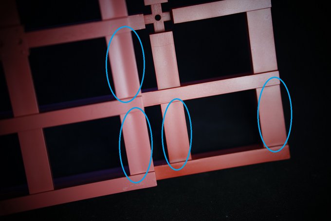 格子ですがABSのムク成形による特有のシンクマーク(ヒケ)問題の対策をしておりました。
ヒケを完全に消すには背面にザグリを入れるしか方法がないのですが、それでは見た目が非常に悪い。
どうにかして改善できないかとキャビ(金型入れ子)の調整を何度も繰り返しておりました。 