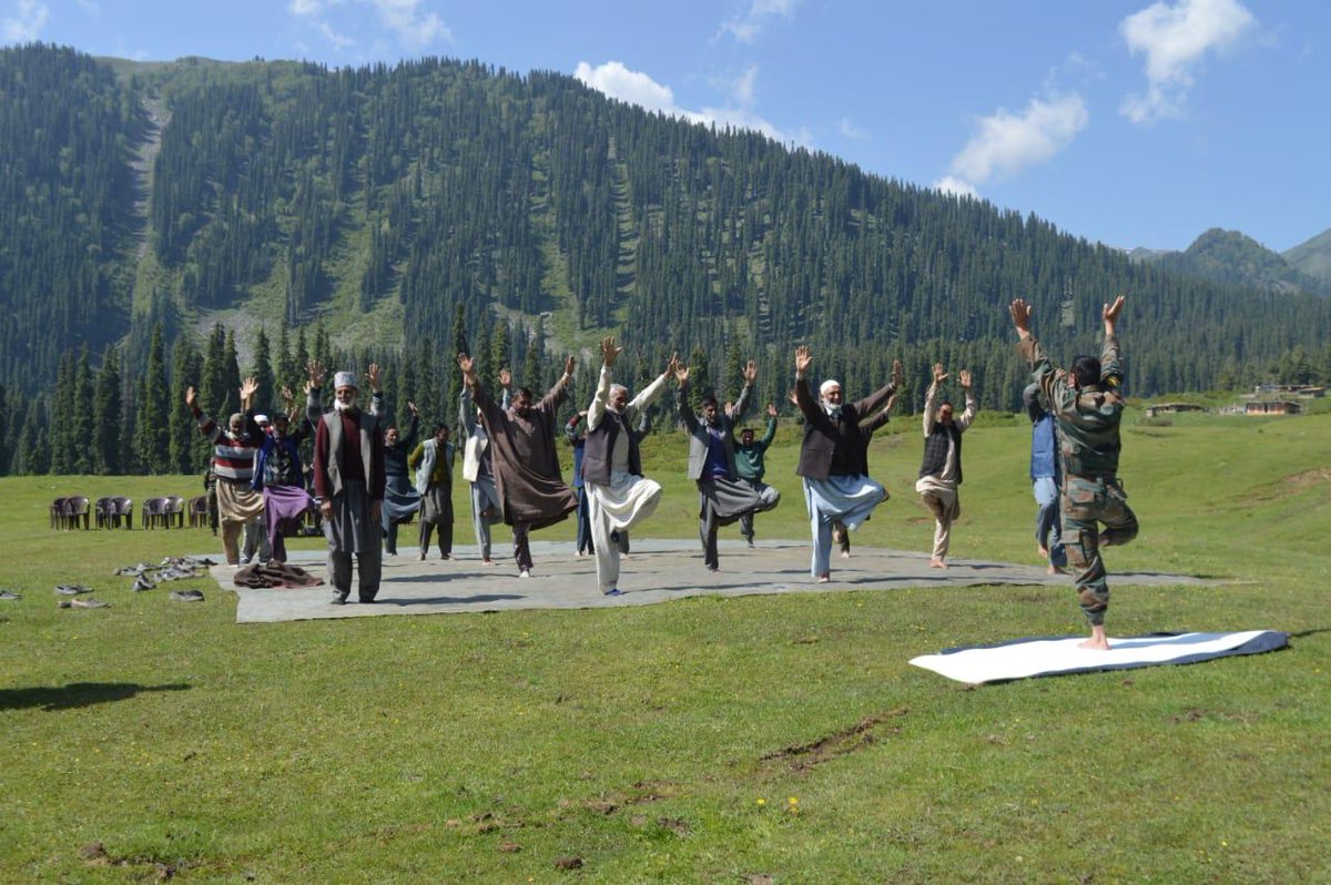 elisa_kiswa's tweet photo. #IndianArmy  organised a Lecture cum #Yoga practice for locals of Fwd A vill #butapathri,  &amp; #Gulmarg as part of run up events to #InternationalYogaDay.
#TodayMotivation #FathersDay #fathersdaysurprise #fatherdaughter #KashmirBeauty #YogaForHumanity #KashmirBeauty https://t.co/0lvVcZ6l2e