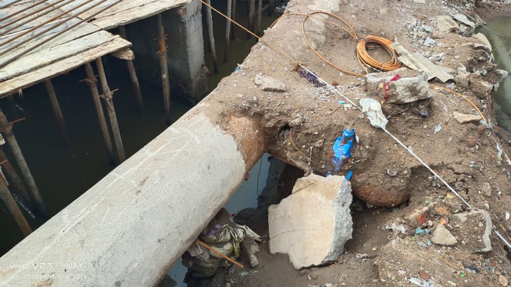 raj_daripally's tweet photo. #developmentlingojiguda #lbnagarconstituency #negligency 600 dia water pipe line with more than 7000 water connections @ risk now @GHMCOnline @HMWSSBOnline @GadwalvijayaTRS @KTRTRS @Ro_Hyd https://t.co/Ojkv0h0CF7
