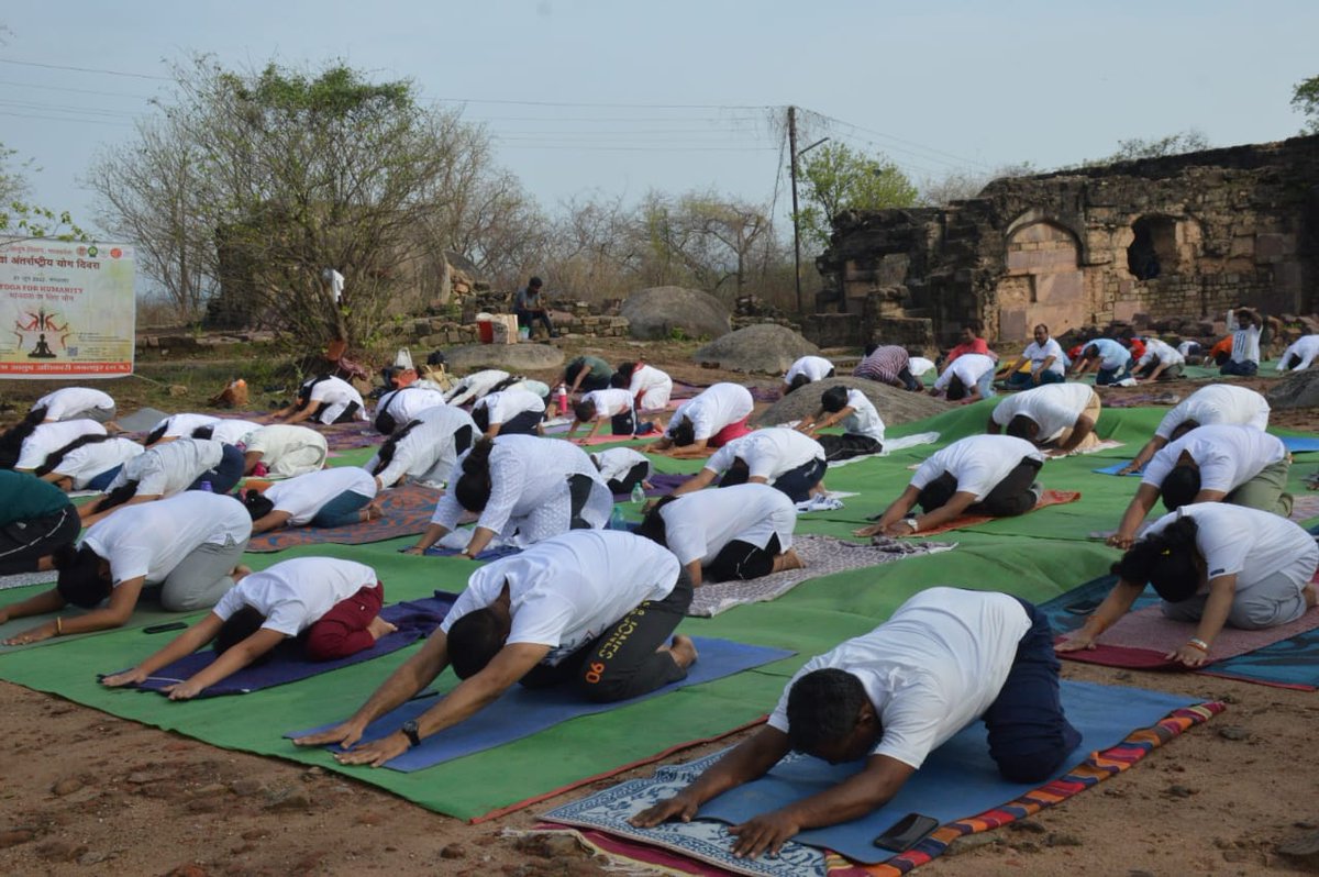 अंतराष्ट्रीय योग दिवस पर आज सुबह जिले का मुख्य कार्यक्रम ऐतिहासिक मदन महल किला पर आयोजित किया गया । इसके साथ ही भेड़ाघाट के पंचवटी और चौसठ योगिनी मंदिर में भी योग के कार्यक्रम आयोजित किये गये ।
#YogaforHumanity #YogaInMP #yogaday2022 
#IYD2022 #YogaDay #InternationalDayofYoga