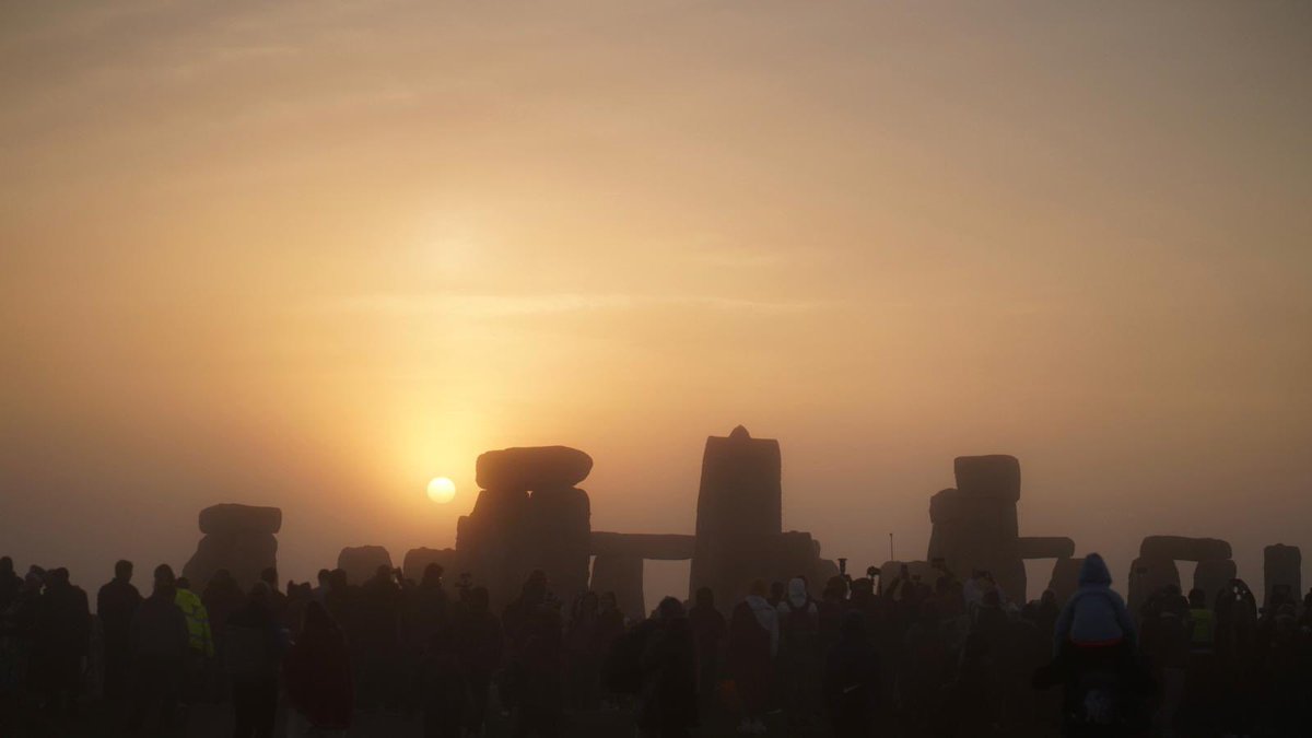 EH_Stonehenge's tweet image. Here comes the sun ☀️ Happy #SummerSolstice from Stonehenge