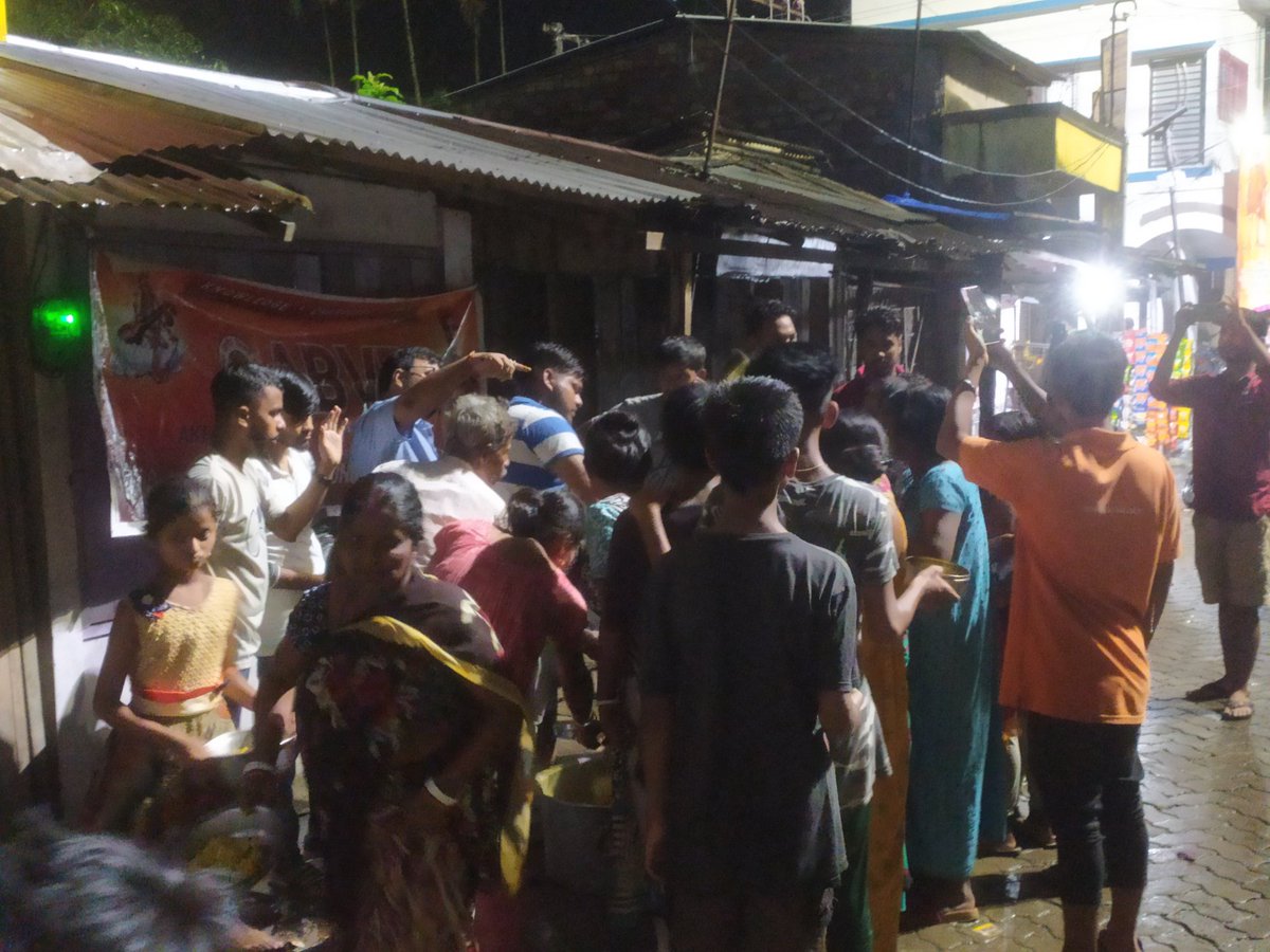 BHASKARSARKARIN's tweet photo. Akhil Bharatiya Vidyarthi Parishad Karimganj Unit distributed cooked food to the flood affected people present in different schools of the town. Vidyarthi parishad stands with people  who are suffering from the floods. 
@ABVPAssam @ABVPVoice @nidhitripathi92 @AnoopNimiKumar https://t.co/FXmhv2mryg