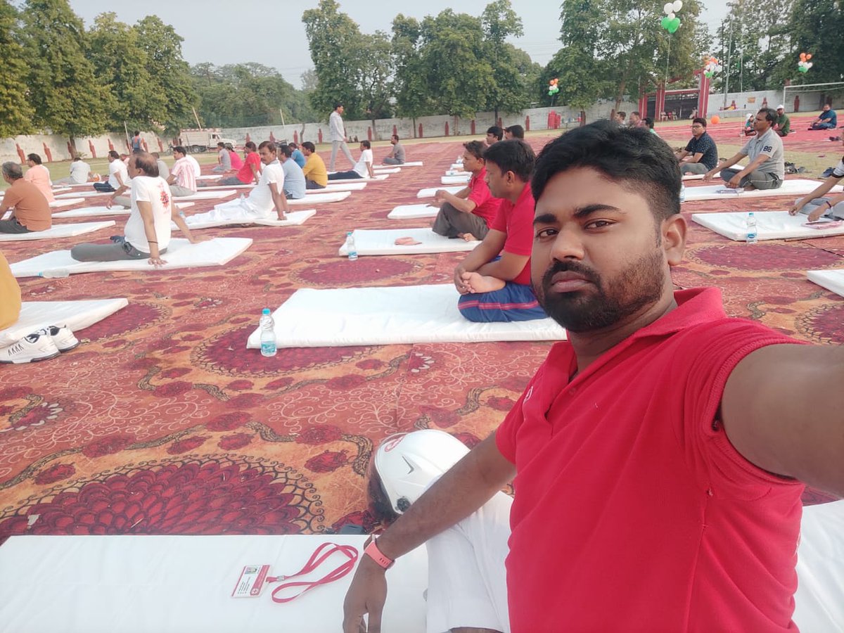 LOKESHPRATAPYA1's tweet image. आज अंतर्राष्ट्रीय योग दिवस पर हमारे CSC सेंटर, जनपद - देवरिया, पर नागरिकों के साथ योग शिविर का आयोजन किया गया जिसमें माननीय प्रधानमंत्री के कार्यक्रम का Live प्रसारण भी दिखाया गया।

#CSCIDY2022 #MyyogaMypose #AzadikaAmritMahotsav
#YogaForHumanity

@CSCUttarPradesh @CSCegov_