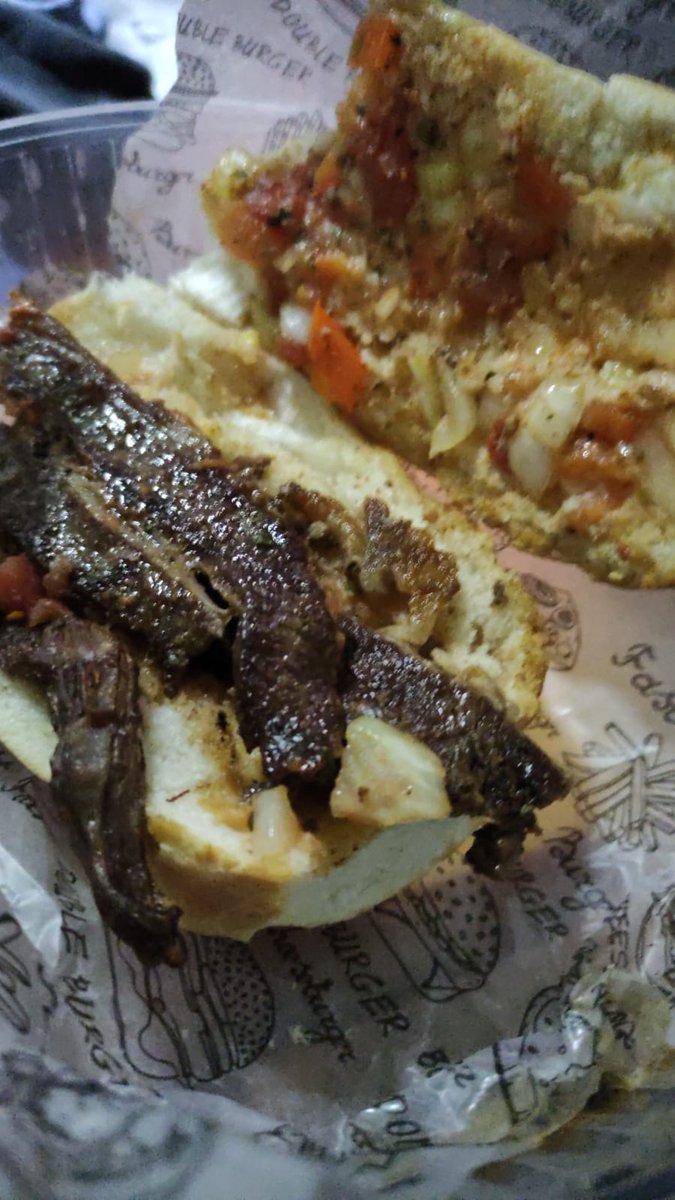 alejoirusta5's tweet photo. En un local nuevo de sanguches en guay, pedí un vacipan y me dieron esto. Más que vacipan es un bife más fino que una uña.🤐 https://t.co/IJi2LvEszv
