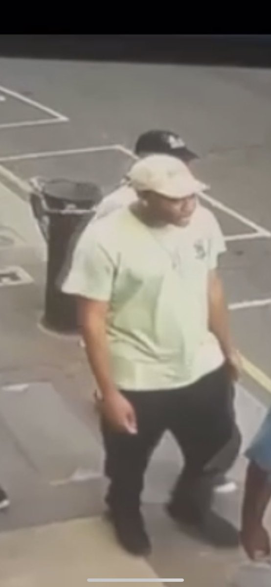 AmybethMcnulty's tweet photo. I had my bag stolen this evening on portobello road at 8:20pm.
This is the footage I have. Please if you recognize any of the men or have any further information contact me or the metropolitan police now!
Thank you so much. https://t.co/mySSrFLQHC