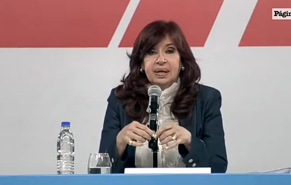 MuMaLaNacional's tweet photo. Las mujeres en los comedores y ámbitos comunitarios generados por los movimientos sociales, debatimos, dirigimos, coordinamos los espacios, construimos protocolos para terminar con la violencia machista, abordamos lo que tú gobierno @CFKArgentina no ha resuelto.... https://t.co/bxwOZYxzLa