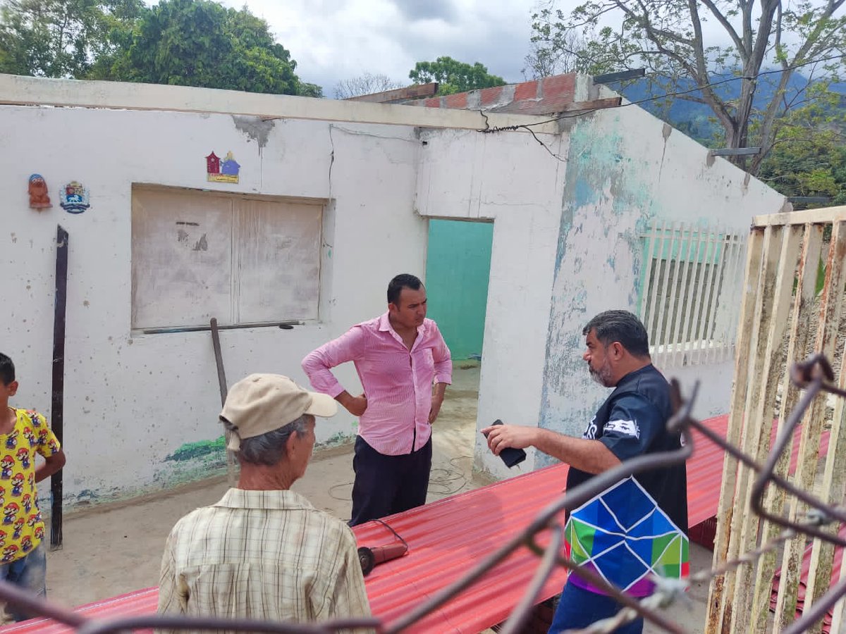 Sofi_256lp's tweet photo. Orientado por el gobernador @JEHYSONGUZMAN,el Secretario de Economía Productiva, Yeymi Suárez, efectuó este lunes una supervisión de la entrega de techos a las familias afectadas por las lluvias en el sector Caño Moro Abajo, del municipio Obispo Ramos de Lora
#SomosPatriaSoberana https://t.co/2kejo4MGQj