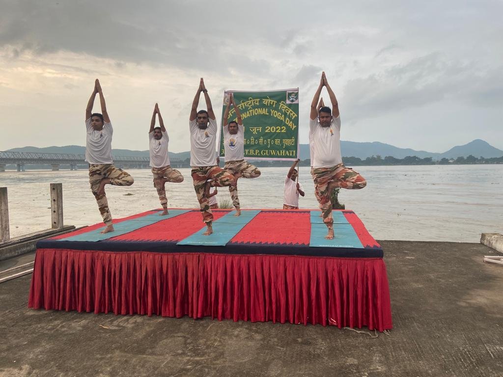 Assam | 33 Battalion ITBP perform yoga in front of the Brahmaputra River at Lach... - Kannada News