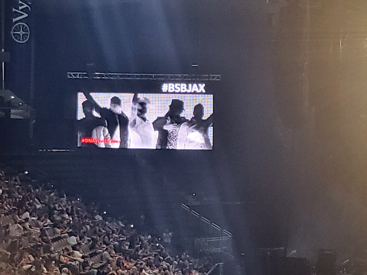 floooaady's tweet photo. My fellow Millenials out in force on a Monday night, reliving our best 2000 life. Everyone is over 30 and under 50, with 1 divorce under the table. Baby Sitters making BANK!!!! #BSBJAX #DNAWorldTour https://t.co/p7lJTm3o4U