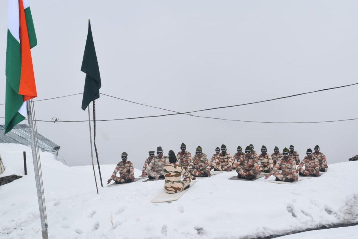 Himveers of Indo-Tibetan Border Police (ITBP) practice yoga at 17,000 feet in sn... - Kannada News
