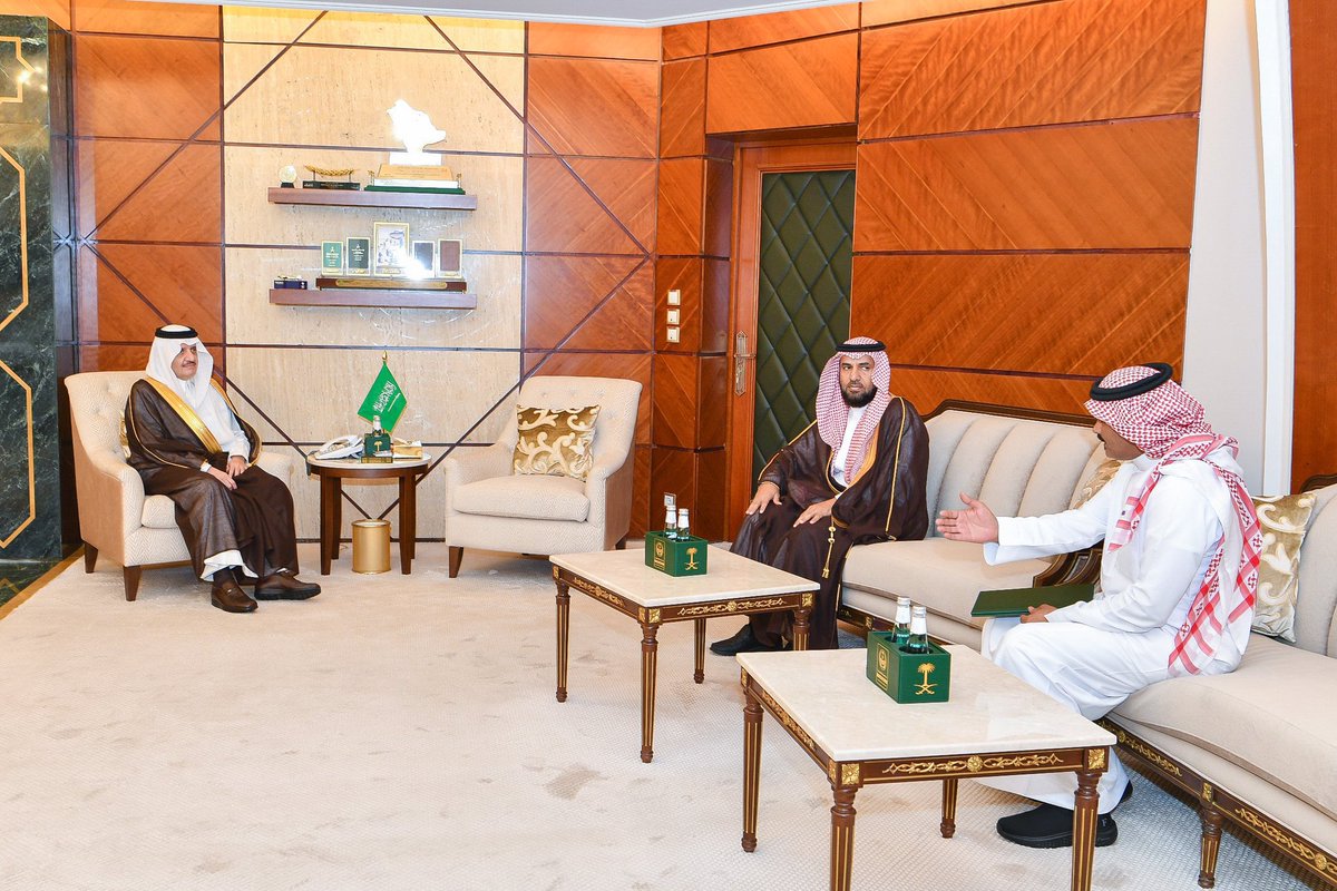 BareqNet's tweet photo. كرم صاحب السمو الملكي الأمير سعود بن نايف
#أمير_الشرقية
بمكتب سموه بديوان الإمارة الرقيب أول هيازع البارقي الذي قام بعمل بطولي بإنقاذه أسرة من الغرق بشاطئ نصف القمر.

وقدم سموه الشكر والتقدير للبارقي وأثنى على ما قام به من عمل بطولي ساهم في إنقاذ أربعة أنفس وحماية أسرة بأكملها. https://t.co/BB9KJbtWpA