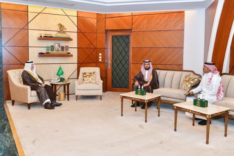 كرم صاحب السمو الملكي الأمير سعود بن نايف
#أمير_الشرقية
بمكتب سموه بديوان الإمارة الرقيب أول هيازع البارقي الذي قام بعمل بطولي بإنقاذه أسرة من الغرق بشاطئ نصف القمر.

وقدم سموه الشكر والتقدير للبارقي وأثنى على ما قام به من عمل بطولي ساهم في إنقاذ أربعة أنفس وحماية أسرة بأكملها.