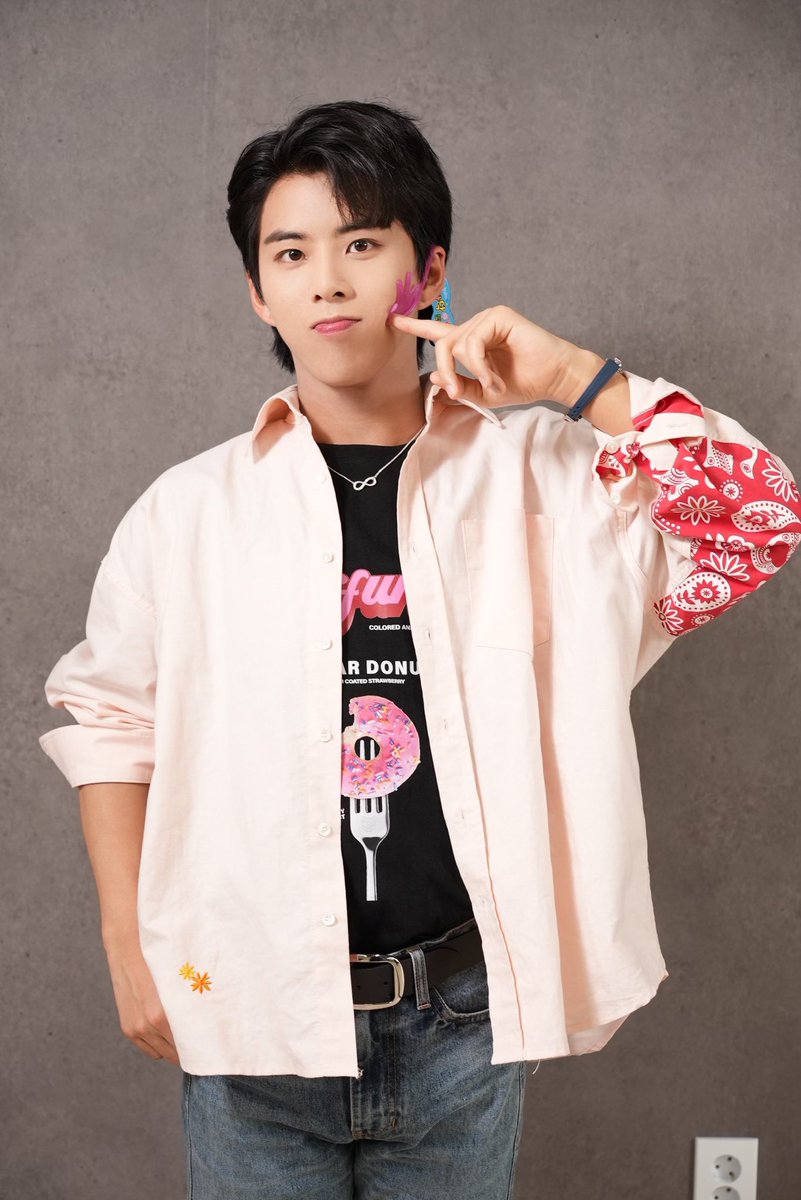 HelloPAPD's tweet photo. Oh My MIKEY~💕 뭐가 꽃인지🌸
모르겠다!! 이 말씀~ 강렬하고 부드러운
그의 매력에 푹 빠질 사람?? 응~ 나야나
입덕 시간 늦추지 말고 컴커 베베~😜💗
#BLANK2Y #블랭키 #MIKEY
#파인애플스튜디오 #pineapplestudio
#남자아이돌 #idol #kpop 
❤️ https://t.co/mdHbHMe9yj
💜 https://t.co/nMJFHsfnog https://t.co/UTNZ0mxbN0