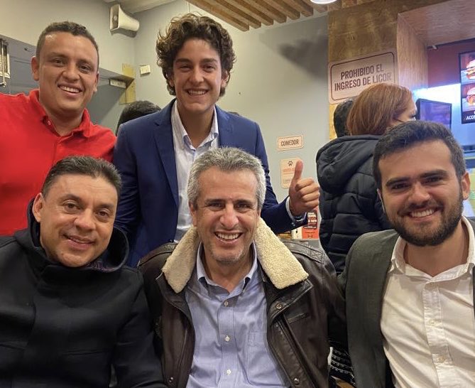 Después de una dura jornada fue muy agradable compartir con amigos santandereanos que se la jugaron con nuestra propuesta, luego llegaron Byron y el representante Alvaro !!