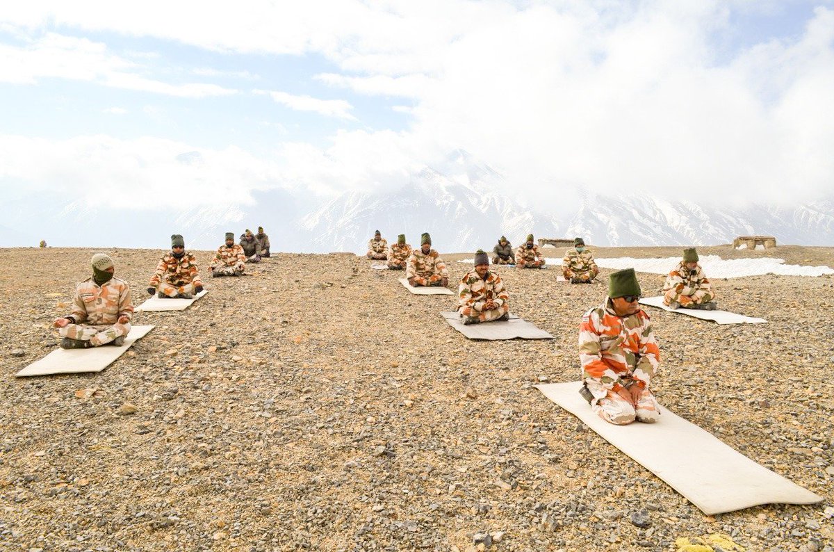 Himveers of Indo-Tibetan Border Police (ITBP) practice Yoga at 16,500 feet in Hi... - Kannada News