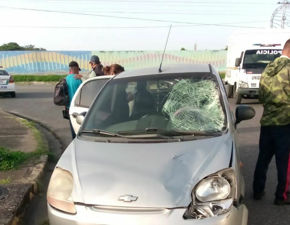 AccidentesVE's tweet photo. #20Jun Ayer murió Osneldi Gómez (41), la mujer que el 10Jun fue arrollada por un vehículo frente a la casa de la cultura en San Diego. Su familia pide justicia y que la presunta responsable se haga cargo de todos los gastos que se generaron tras los hech… https://t.co/Hi7cIblZOY https://t.co/AJcFyBEW73