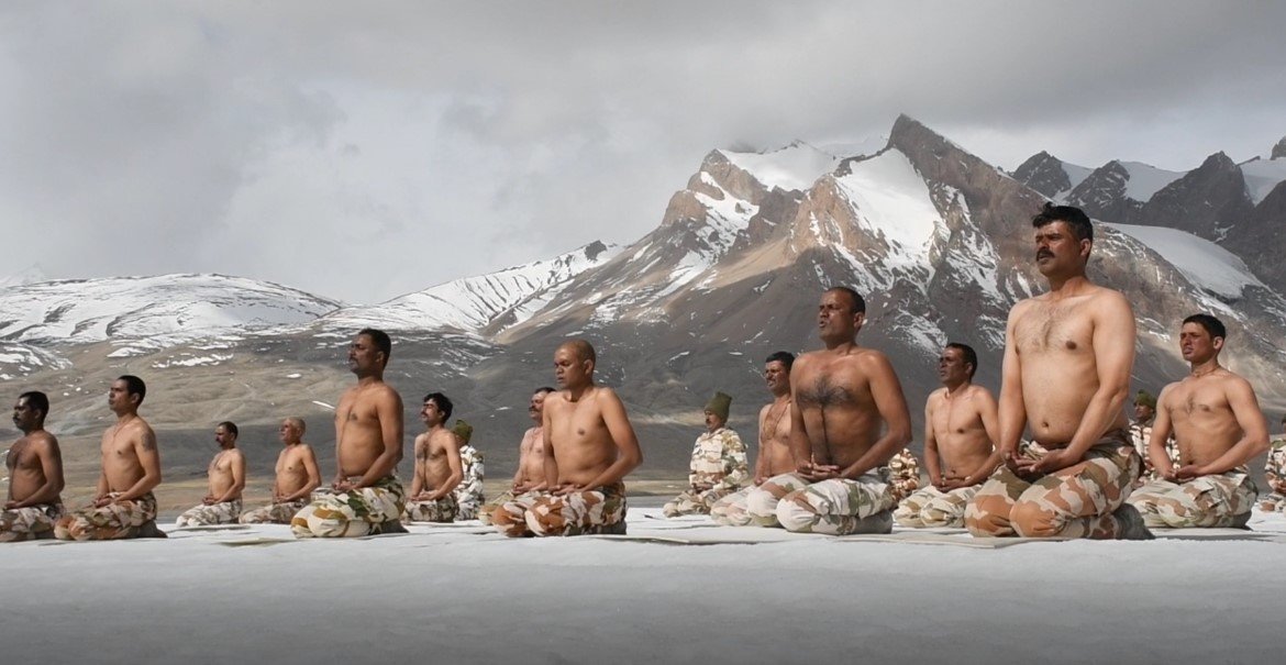 Himveers of Indo-Tibetan Border Police (ITBP) perform Yoga in Ladakh at 17,000 f... - Kannada News