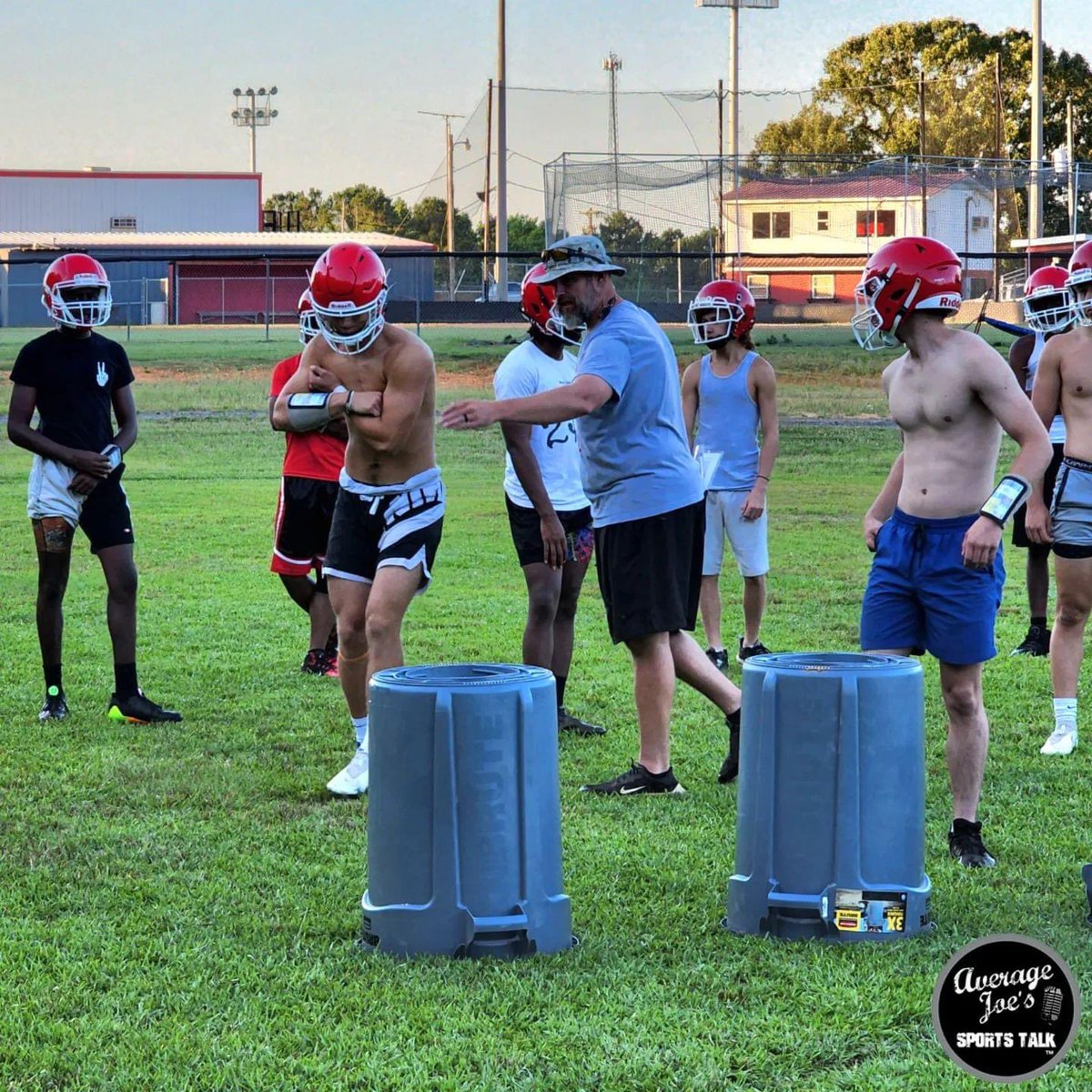 AverageJoesSpo1's tweet photo. Coach Matt Harris of the Gaston Bulldogs working with his guys about making sure they do the small things right @GastonFootball @AHSAAUpdates @ahsaaradio @AHSAA_football @PrepsNet @chris_mccreless @DexPreps https://t.co/hdZycGrzaF