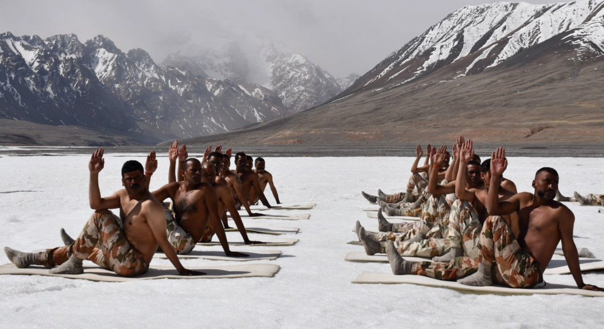 Himveers of Indo-Tibetan Border Police (ITBP) perform Yoga in Ladakh at 17,000 feet, on the 8th #InternationalDayOfYoga