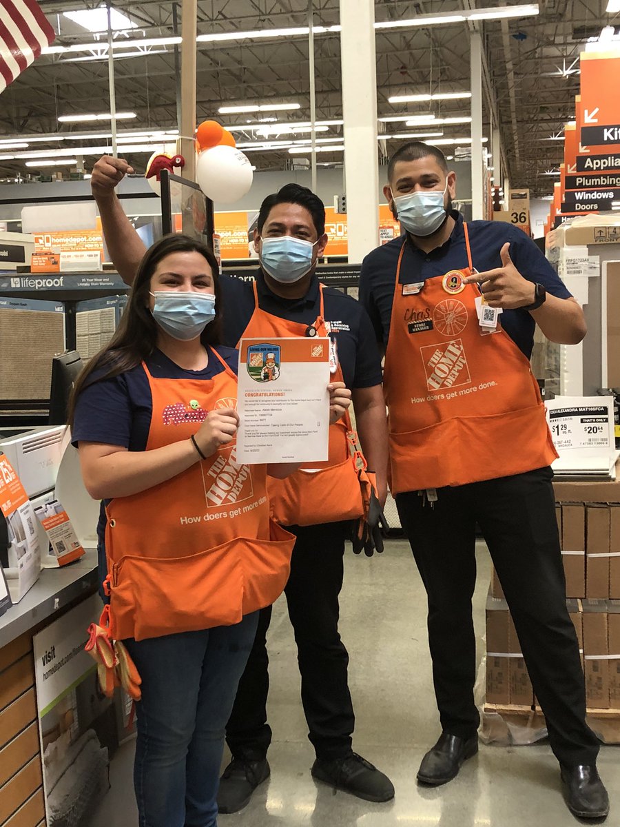 Fabi_NOASM1861's tweet photo. Well deserved recognition to Alexis with the most positive attitude is always welling to help out all around the store #ROCKSTAR @nelihernan6677 @Eder6677MASM @PerlaDi93765110 @ChrisNana6677 @VenturaIzaiah @Da_NOPS_GuY https://t.co/QIiU2e49PB