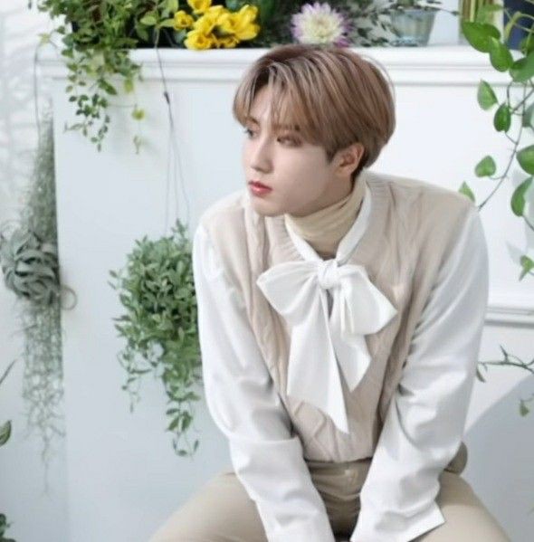 Anonymously 
— a #hyunsung au

wherein Savian(hhj) keeps on receiving  love letters from an anonymous person, the only hint he got is the sender's initial.