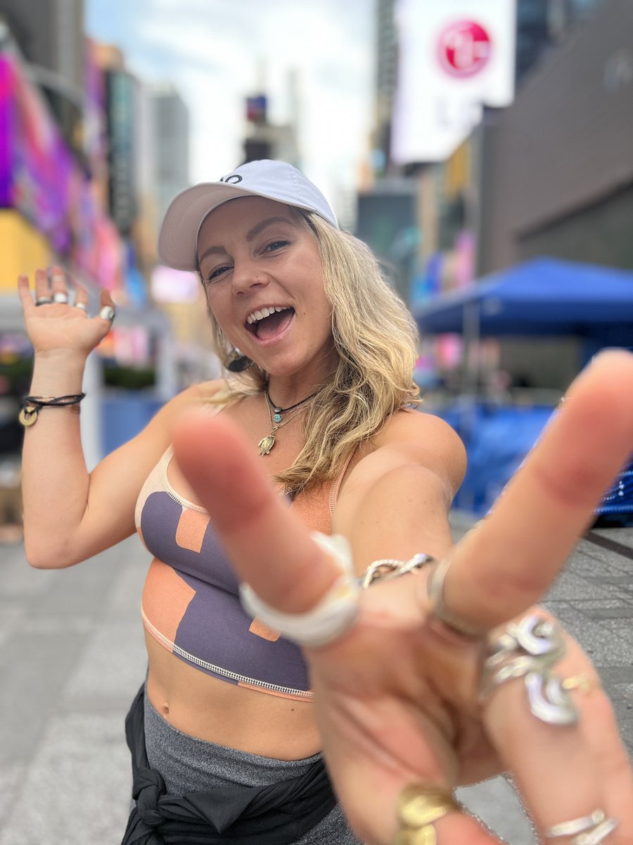 morganzion_'s tweet photo. Ready to paint a live mural for @alphagirlclub in #TimesSquare #solsticeTsq #SolsticeAlpha https://t.co/xCWjqtwCfV