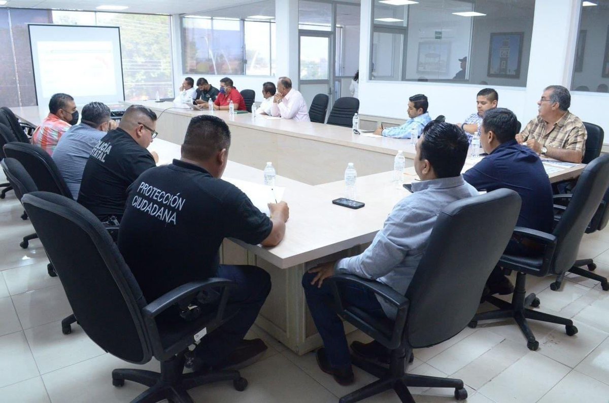 charro_rl's tweet photo. y juntos hemos coordinado estratégias eficaces, por ello se realizaron 11 detenciones por posesión de narcóticos, 3 por robo y 1 por violencia familiar, logrando incautar 268 envoltorios de Cristal, 1 kg. de Marihuana, 100 grs. de Cocaína.
Seguiremos trabajando.
@mrikelme
#jlhm https://t.co/fQVNK2cDvI