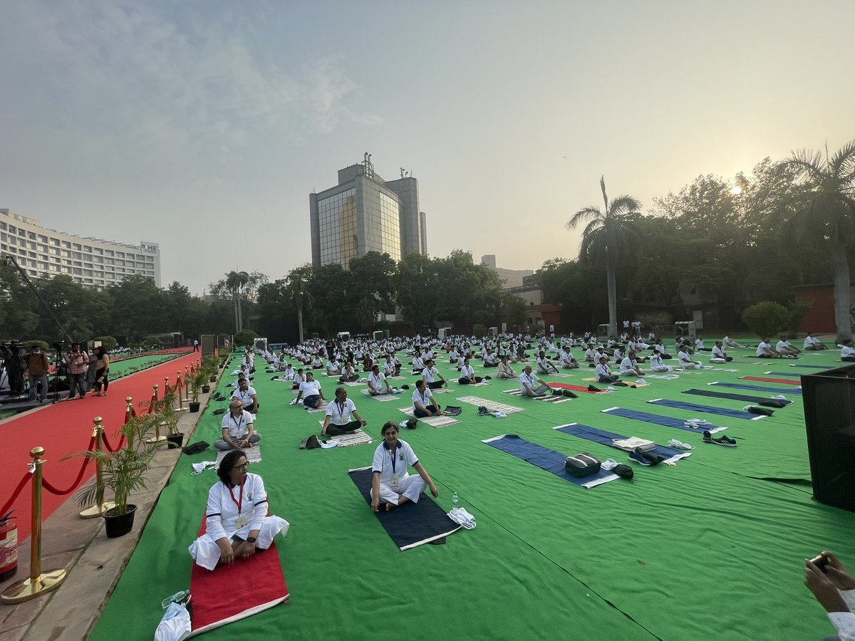 FinMinIndia's tweet photo. The stage is all set for the #InternationalDayofYoga at #JantarMantar. 

Union Finance Minister Smt. @nsitharaman addresses participants during the International Day of Yoga 2022 programme at Jantar Mantar. #YogaForHumanity  

#IDY2022 https://t.co/CdzlEIJ6rn
