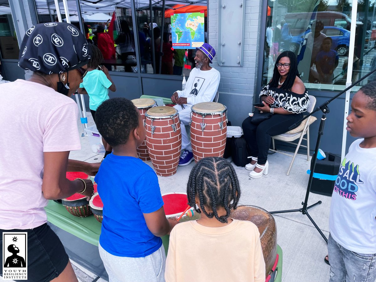 YouthResiliency's tweet photo. Youth Resiliency Institute master artist-in-residence Abu The Flutemaker engages children and youth at the 2022 youth-led Juneteenth Cherry Hill gathering.
#Juneteenth2022
#ItsStillAboutFreedom
#HistoricCherryHill
#SouthBaltimore
#YouthLed https://t.co/l4esd3sJiV