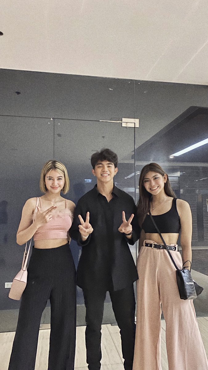 mylove_jeff's tweet photo. ๐๐ซ w Alfea & Bianca
@zuluetAlfea @g22biancavforro @G22Official
#KumuTopClass #JeffriendsWorldwide #ofcTrainee #G22 #Bullets #Army #BANG #Babalik #ThrowbackTues https://t.co/5mQPjLdID9