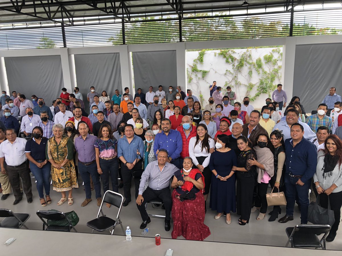 lizconcha's tweet photo. Hoy nos reunimos con líderes, lideresas y militantes de nuestro instituto político el @PRIOaxaca_. La unidad y el entusiasmo por vencer la adversidad siempre nos ha distinguido. Somos gestores de  las necesidades de Oaxaca. #SecretariaGeneralPRI https://t.co/e1Evb3g9kO