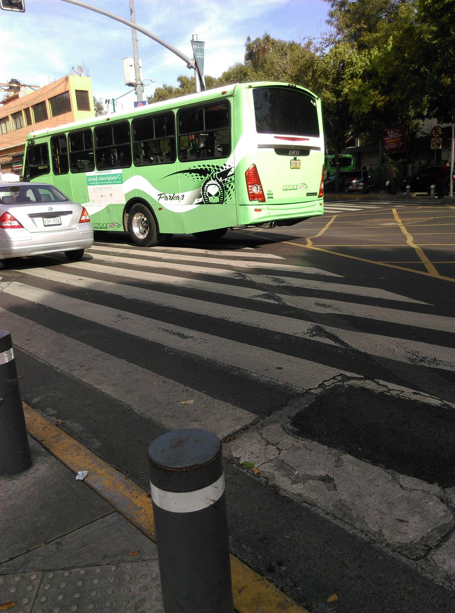 Leoew3Mac's tweet photo. @LaSEMOVI  así las cosas en Huipulco, frente a la gasolinera, siempre, a todas horas, todos los autobuses concesionados hacen parada en la líneas peatonales, dirección a periférico. https://t.co/lWdr8hbF3E