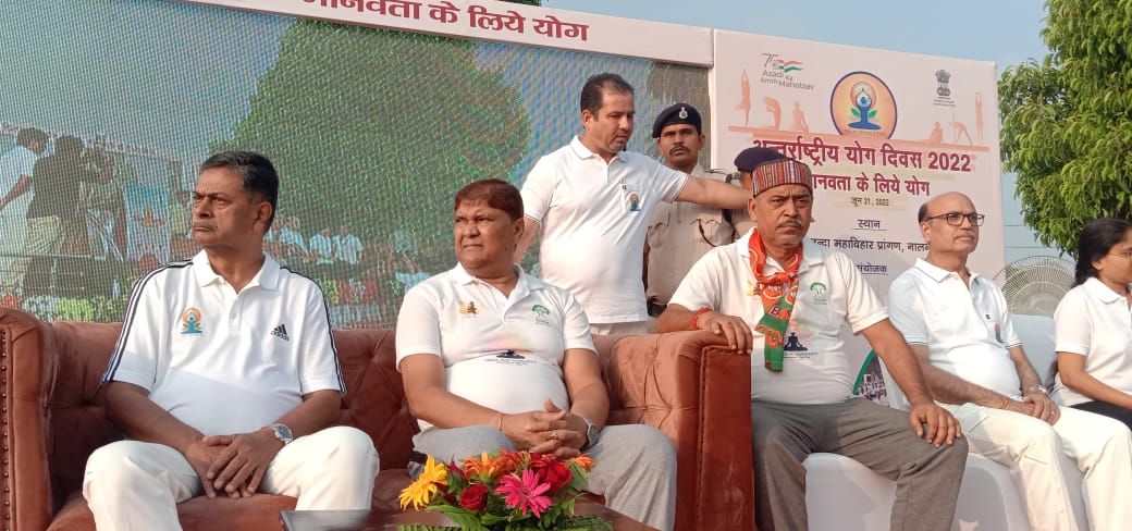 PIB_Patna's tweet photo. केंद्रीय मंत्री श्री @RajKSinghIndia आज 8वें #अंतर्राष्ट्रीय_योग_दिवस के अवसर पर #AmritMahotsav के तहत #बिहार के #नांलदा स्थित नालंदा महाविहार में आयोजित कार्यक्रम में शामिल हुए।

#InternationalDayofYoga
#YogaForHumanity
#IYD2022 https://t.co/scaacOtqIz