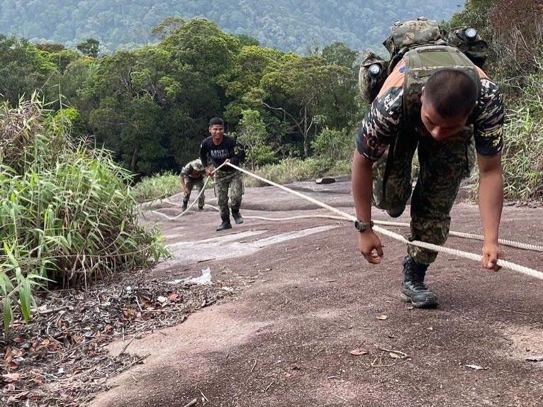 ADFinMalaysia's tweet photo. Big (and tired) smiles all round from our ๐ฆ๐บ seconded instructor Captain Ed and ๐ฒ๐พ Army cadets on a recent Akademi Tentera Darat resilience exercise โ 25 km up & over Gunung Ledang! Amazing stuff ๐๐ฝ
#TenteraDarat #AusArmy #MAJDP https://t.co/Ck6hdKMeim