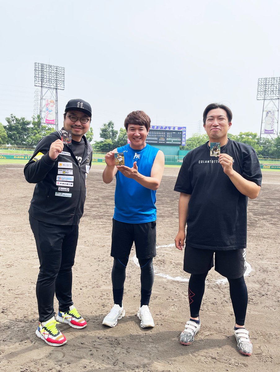 aiaio_official's tweet photo. 「トクサンTV」@tokusanTVのトクサン、ライパチさん。スポーツカメラマン@Konakamuraの小中村さんに特別版カードをプレゼントさせていただきました!
キラキラ特殊カードに喜んでいただき嬉しいです。
気さくで素敵な方々でした!
ありがとうございます!
#トクサン #ライパチ #小中村政一 #aiaio https://t.co/qAbIzd94TG